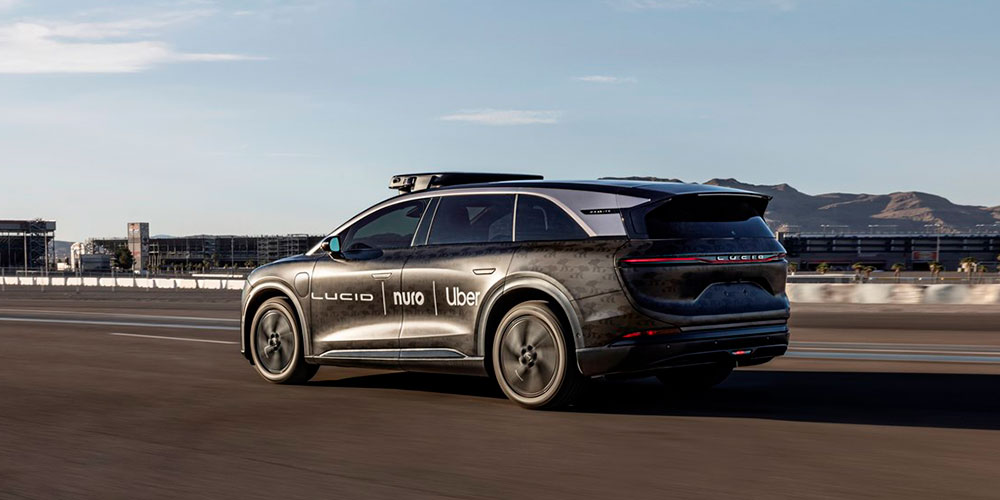 Uber invierte 300 millones en Lucid para lanzar un robotaxi eléctrico