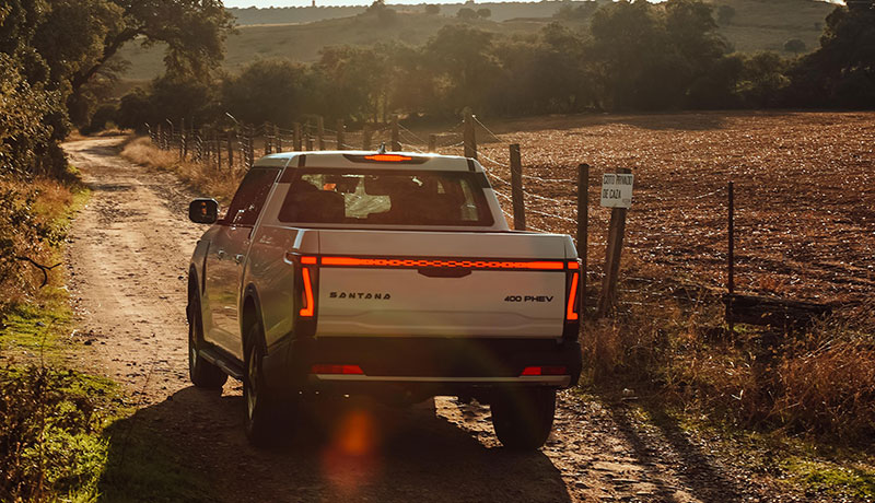 Santana renace con un pick up con versiones diésel y PHEV 2