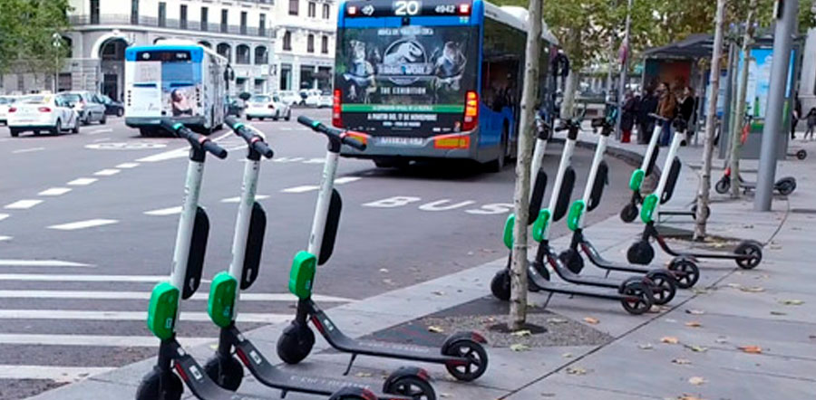 Un 10ps de conductores de bicicletas y patinetes usan el móvil mientras circulan